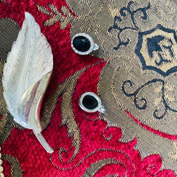 VTN Signed Monet Crystal Earrings & Large Signed Allison Reed Curve Leaf Brooch - Picture 5 of 5